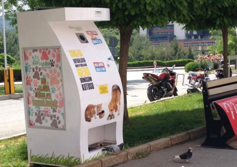 В Москве могут появиться аппараты выдачи корма бездомным котам и собакам